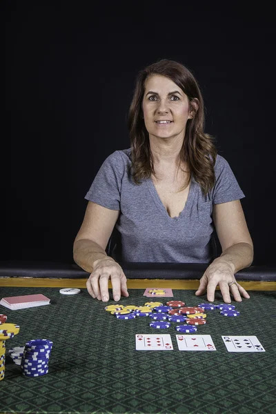 Een vrouw spelen van poker in een tabel — Stockfoto