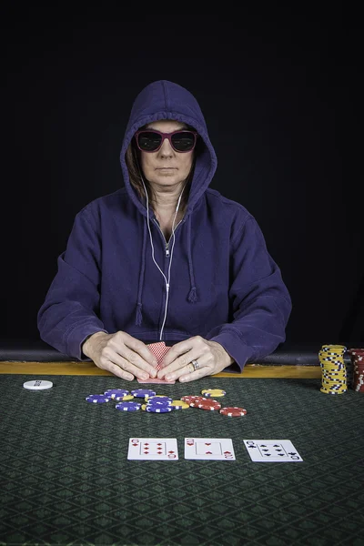 Een vrouw spelen van poker in een tabel — Stockfoto