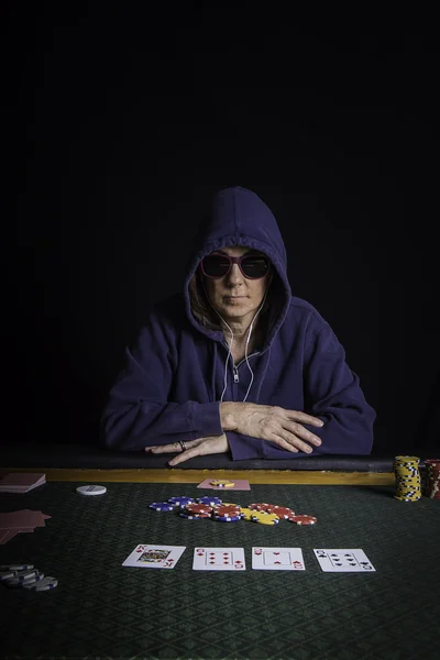 A woman playing poker at a table — Stock Photo, Image