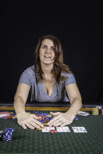 A woman playing poker at a table — Stock Photo, Image