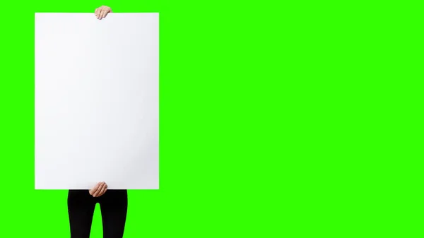 Piękna Kobieta Trzyma Pusty Znak Zielonym Tle Ekranu Dopasuj Swój — Zdjęcie stockowe
