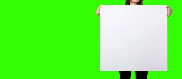 緑の画面の背景に空白の看板を持つ美しい女性 要素プロジェクトに適しています テキストのコピースペースを追加 — ストック写真