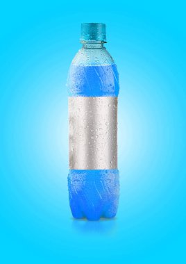 İzole edilmiş renkli bir stüdyo arka planında düzensiz şekilli plastik bir soda şişesi.