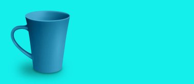 Boş kupa modeli renkli 3D görüntülerde izole edildi. Metin için kopyalama alanı eklendi. Tasarım projeniz için uygun.