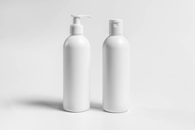 Yüksek çözünürlüklü kozmetik şişe paketi 3d tasarım elementiniz için izole edilmiş modelleme.