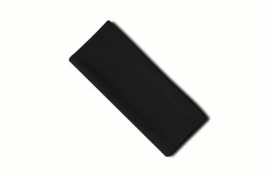 Katlanmış siyah pamuk peçete beyaz arkaplanda izole edilmiş.