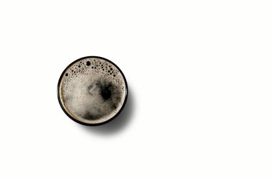 Beyaz arka planda bir fincan sade kahve.