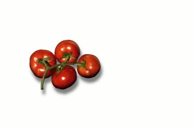 Islak kırmızı kiraz domatesleri beyaz üzerine izole edilmiş