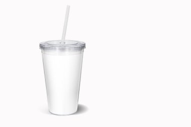 Boş renkli tek kullanımlık bardakla saman maketi yapılmış, izole edilmiş. Gazoz içerken kapak ve tüp manzaralı bir kupa. Yumuşak içeceği temizleyin. Plastik paketi 3D görüntüleyin..