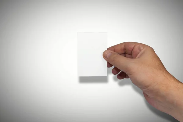 Mão Masculina Naturalmente Preparado Segurando Cartão Visita Branco Branco Espaço — Fotografia de Stock