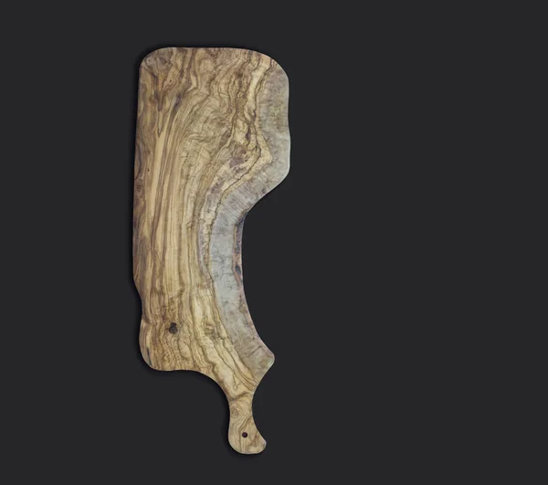 Dopełnij Widok Drewnianej Deski Krojenia Oliwek Izolowane Czarnym Tle Płaskim — Zdjęcie stockowe