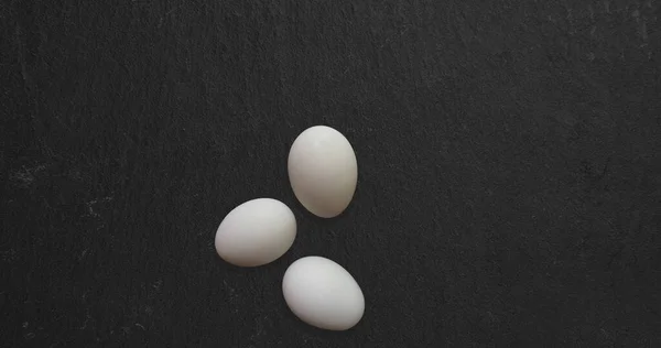 Großaufnahme Drei Hühnereier Isoliert Auf Dem Küchentisch Geeignet Für Food — Stockfoto
