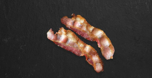 Krispig Tjock Skuren Rökt Bacon Skivor Isolerad Mörk Bakgrund Närbild — Stockfoto