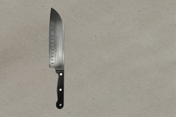白いキッチンテーブルの上に隔離された光沢のある鋭い金属製のナイフを閉じます デザインプロジェクトに適しています — ストック写真