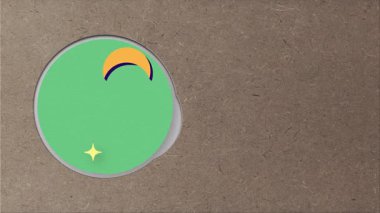 Üstten perspektifte sıcak çay ile tabak üzerindeki tarihlerin hareketi