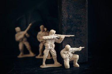 Oyuncak askerler üzerinde karanlık backgruond