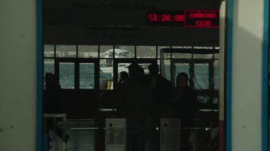 İnsanlar şehir trafiğinde yürüyor.