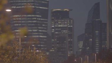 Gece şehir yolunda giden araba..