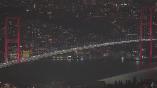 伊斯坦布尔的空中夜景 博斯普鲁斯带着明亮的桥梁 电影全景 博斯普鲁斯桥上下班高峰时间交通顺畅 数十万车辆使用伊斯坦布尔 — 图库视频影像