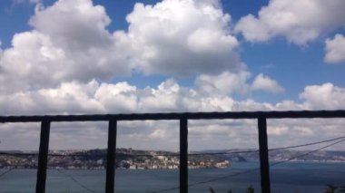 Zaman aşımlı görüntüler sabah güneşinin hareketini yukarı doğru eğerek deniz ufkunda göksel bulutlar oluşturur.