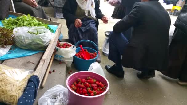 Gente Compra Para Una Sensación Íntima Mano Chozas Locales Frutas — Vídeo de stock