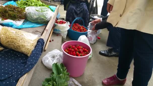 Gente Compra Para Una Sensación Íntima Mano Chozas Locales Frutas — Vídeo de stock