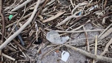 Çevre Kirliliği. Fırtınadan sonra Ocean Beach. Plastik atık, deniz enkazı, katı çöp ve çöp ile kaplı. Küresel Çevre Sorunu Olarak Kirli Deniz Kıyı.