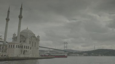 İstanbul, Türkiye 'deki Bosporus köprüsü ve ortakoy camii