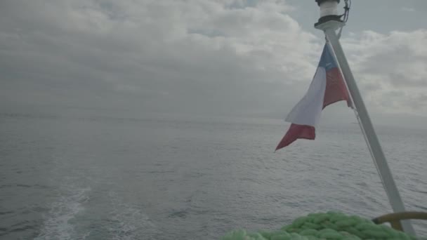 Вид Палубы Яхты Носовой Части Крупным Планом Голубая Морская Вода — стоковое видео