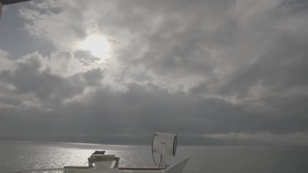 Pruvadaki Yatın Güvertesinden Bak Yaklaş Tekne Izi Olan Mavi Deniz — Stok video