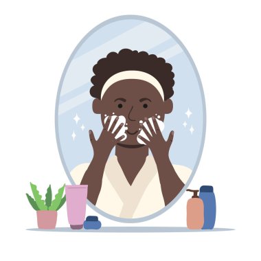 Genç adam köpük sabunla yüzünü temizliyor. Erkeklerin cilt bakımı kavramı. 