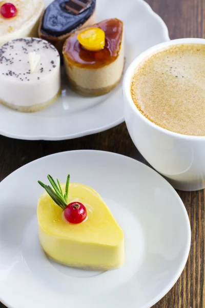 Leckere Mini-Kuchen und eine Tasse Kaffee — Stockfoto