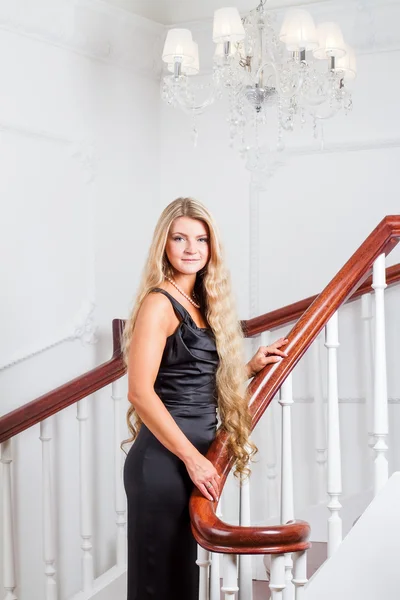 Ung kvinna upp för trapporna — Stockfoto