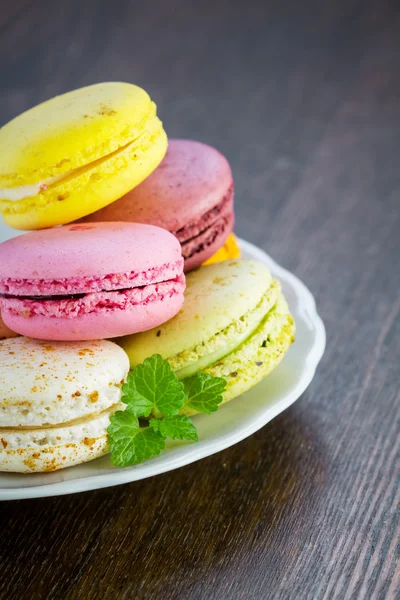 Macaroons em uma chapa branca — Fotografia de Stock