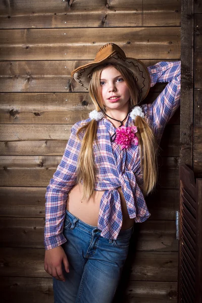 Linda chica adolescente en un sombrero de vaquero — Foto de Stock