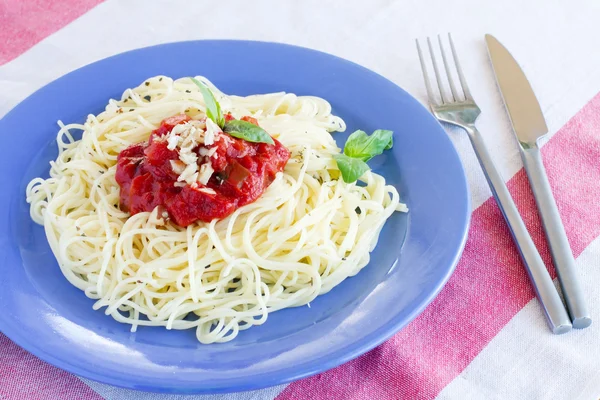 Pasta spaghetti med tomatsauce - Stock-foto