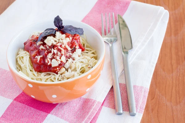 Pasta spaghetti med tomatsauce - Stock-foto