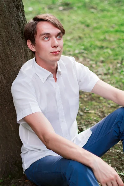Portret młodego mężczyzny w parku — Zdjęcie stockowe