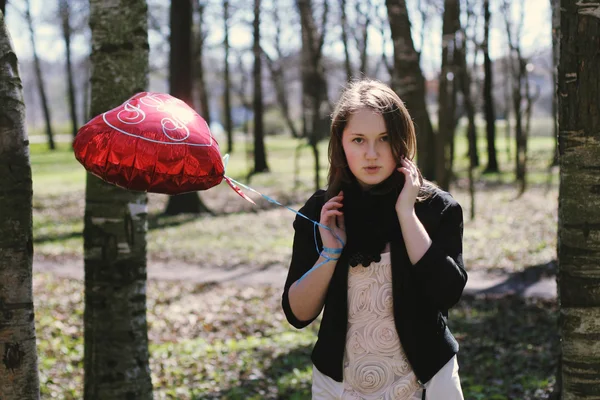 Menina com balão de coração — Fotografia de Stock