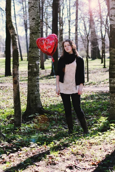 Menina com balão de coração — Fotografia de Stock