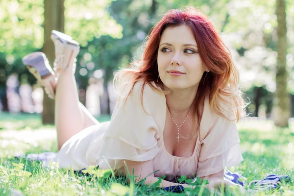 Jeune femme allongée sur l'herbe — Photo