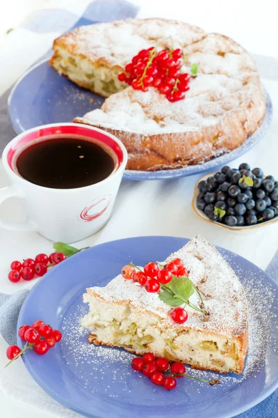 Sweet cake with red currants — Stock Photo, Image