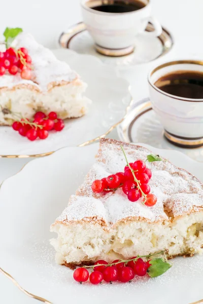 Sweet cake with red currants — Stock Photo, Image