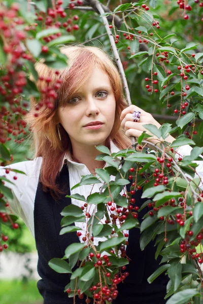 Jonge vrouw in een bloeiende tuin — Stockfoto