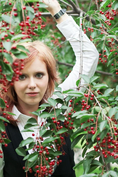 Jovem mulher em um jardim florescente — Fotografia de Stock