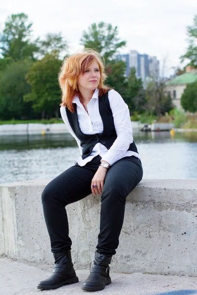 Portret van een jonge vrouw in het park — Stockfoto