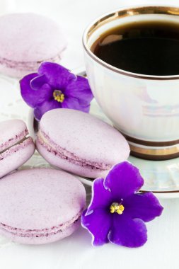 mor çiçekli mor acıbadem kurabiyesi 