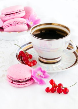 Kırmızı kuş üzümü ile Berry acıbadem kurabiyesi