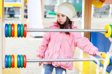 Parkta oynarken küçük kız