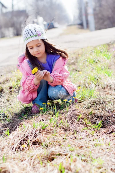 Menina pegando um monte de flores — Fotografia de Stock